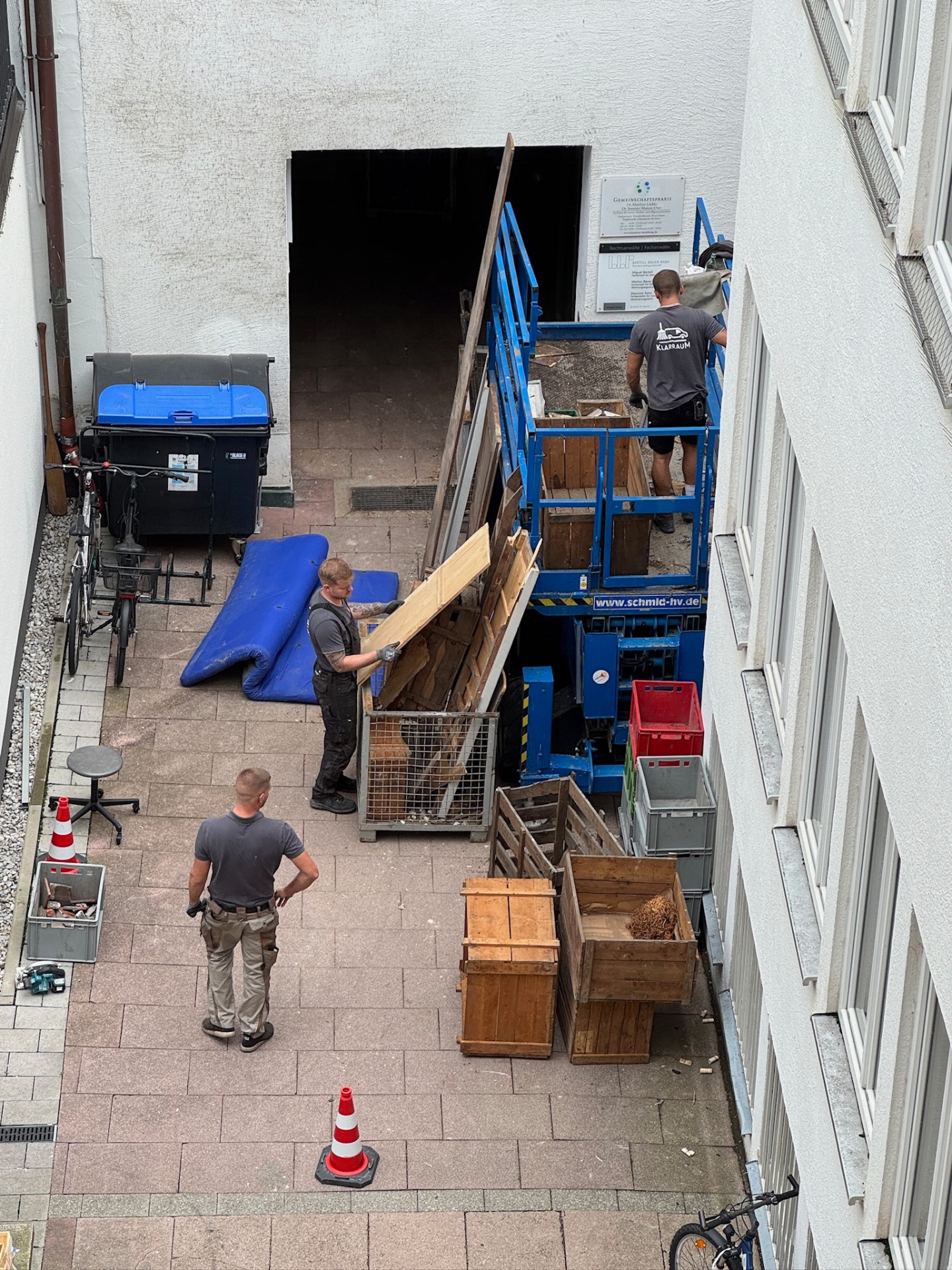 Hofräumung mit Hebebühne